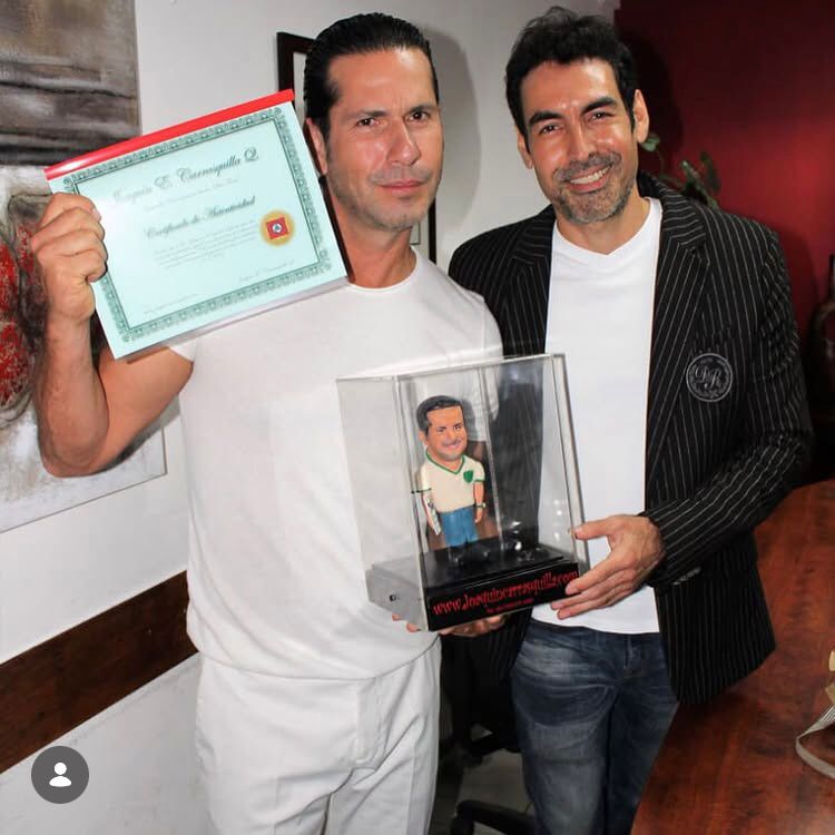 Gregorio Pernía El Titi con su estatuilla
